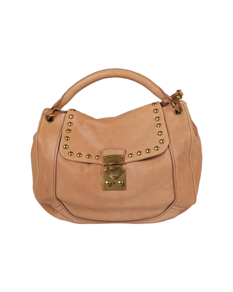 حقيبة   ماركة ميو ميو من الجلد البيج