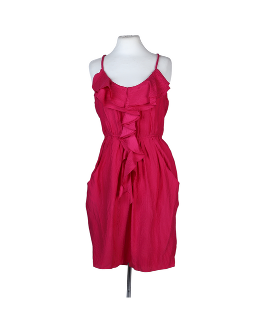 فستان قصير كاجوال بلون التوت الأحمر مع كشاكش من متجر ريبيكا تايلور