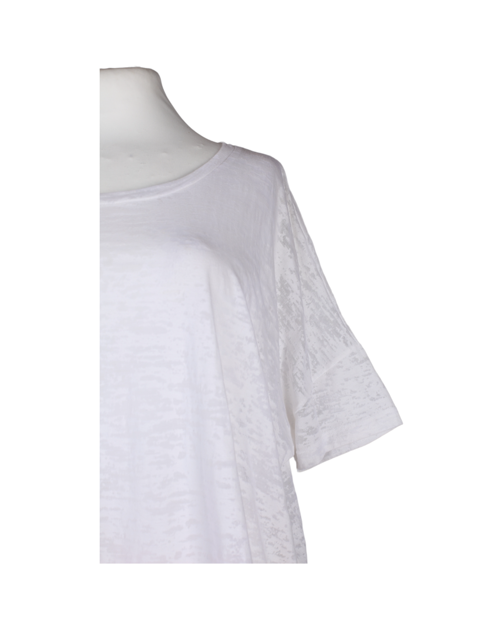 تيشيرت باللون الأبيض مع شراشيب باللون الوردي الساطع