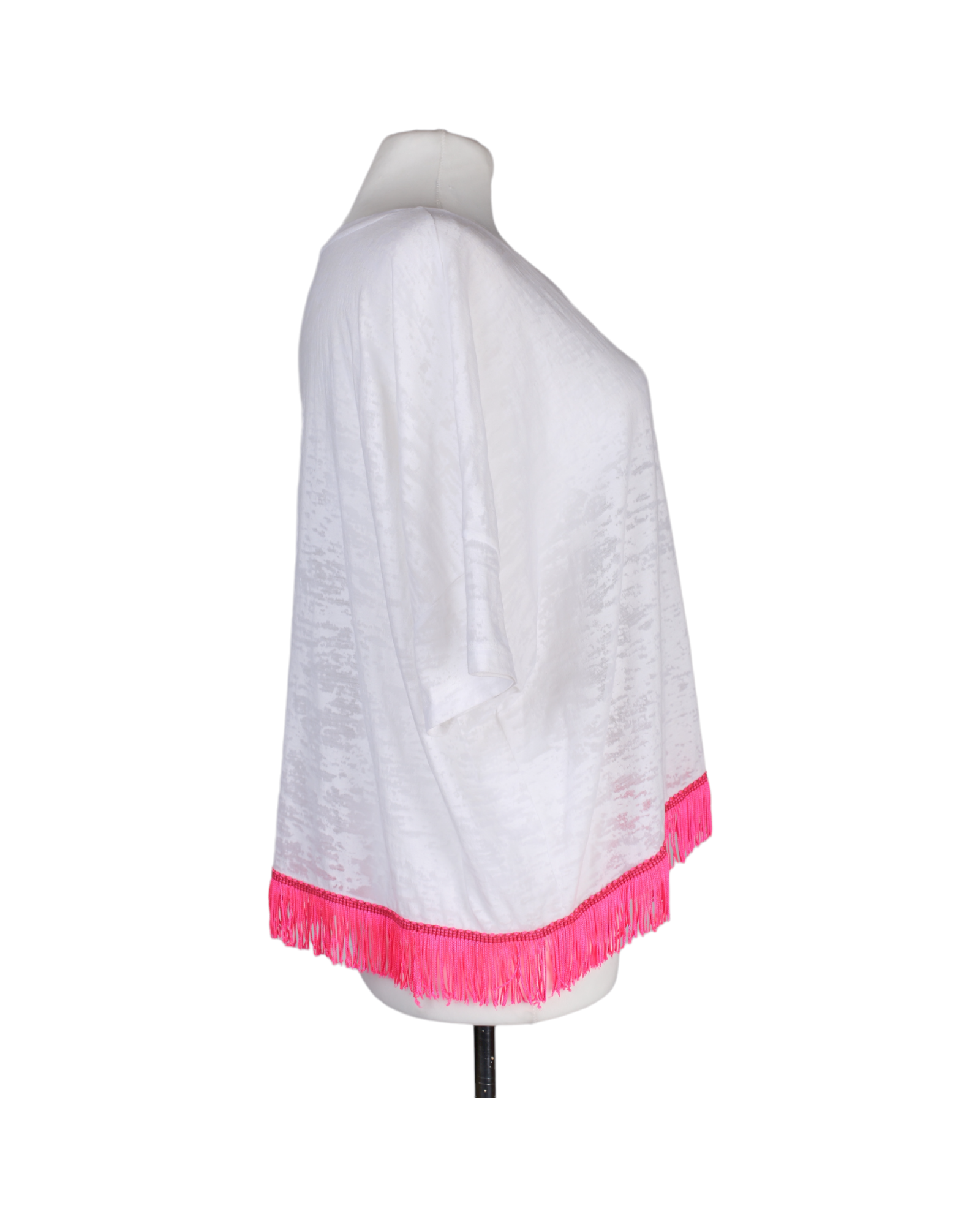 تيشيرت باللون الأبيض مع شراشيب باللون الوردي الساطع