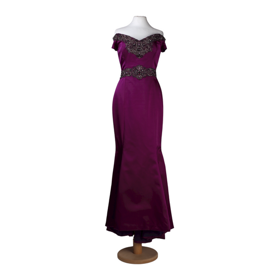 فستان ماكسي طويل بأكتاف عارية مع تطريز باللون الأرجواني من متجر بادجلي ميشكا