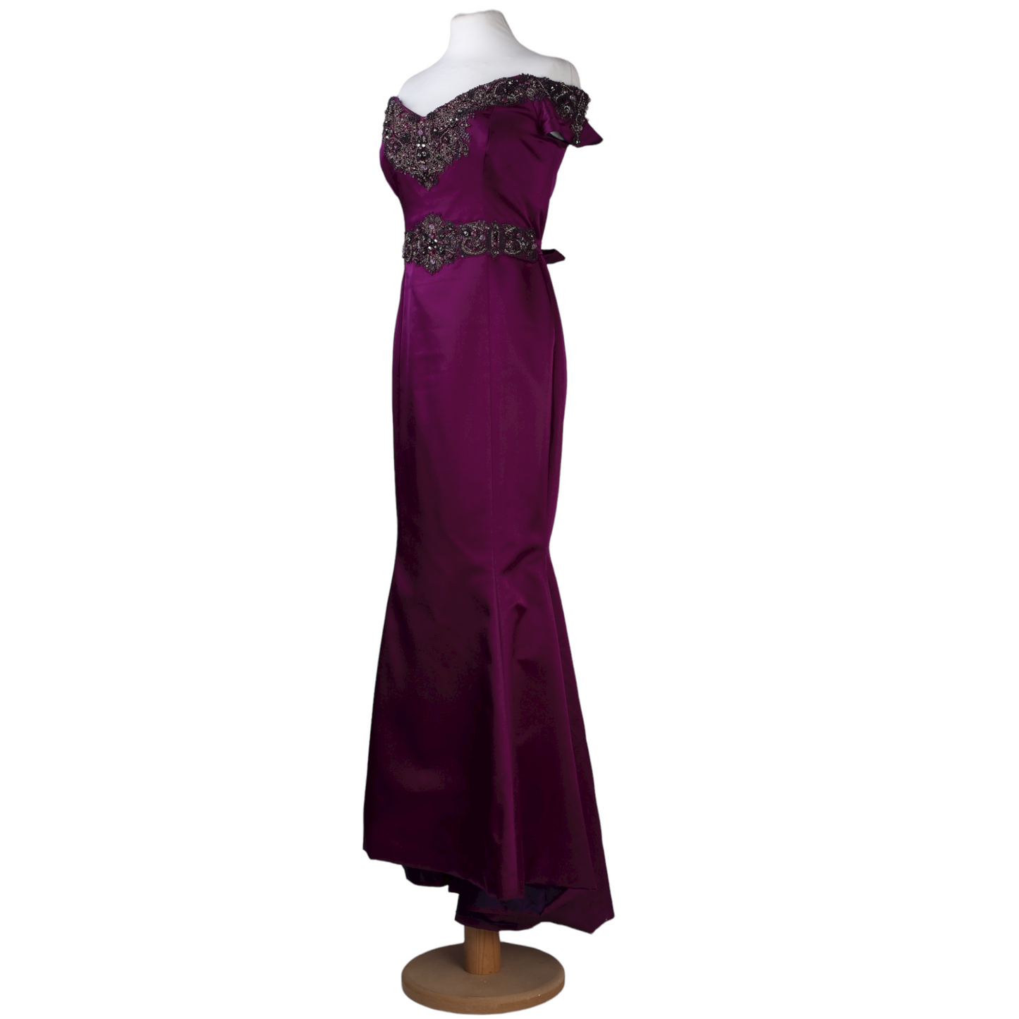 فستان ماكسي طويل بأكتاف عارية مع تطريز باللون الأرجواني من متجر بادجلي ميشكا