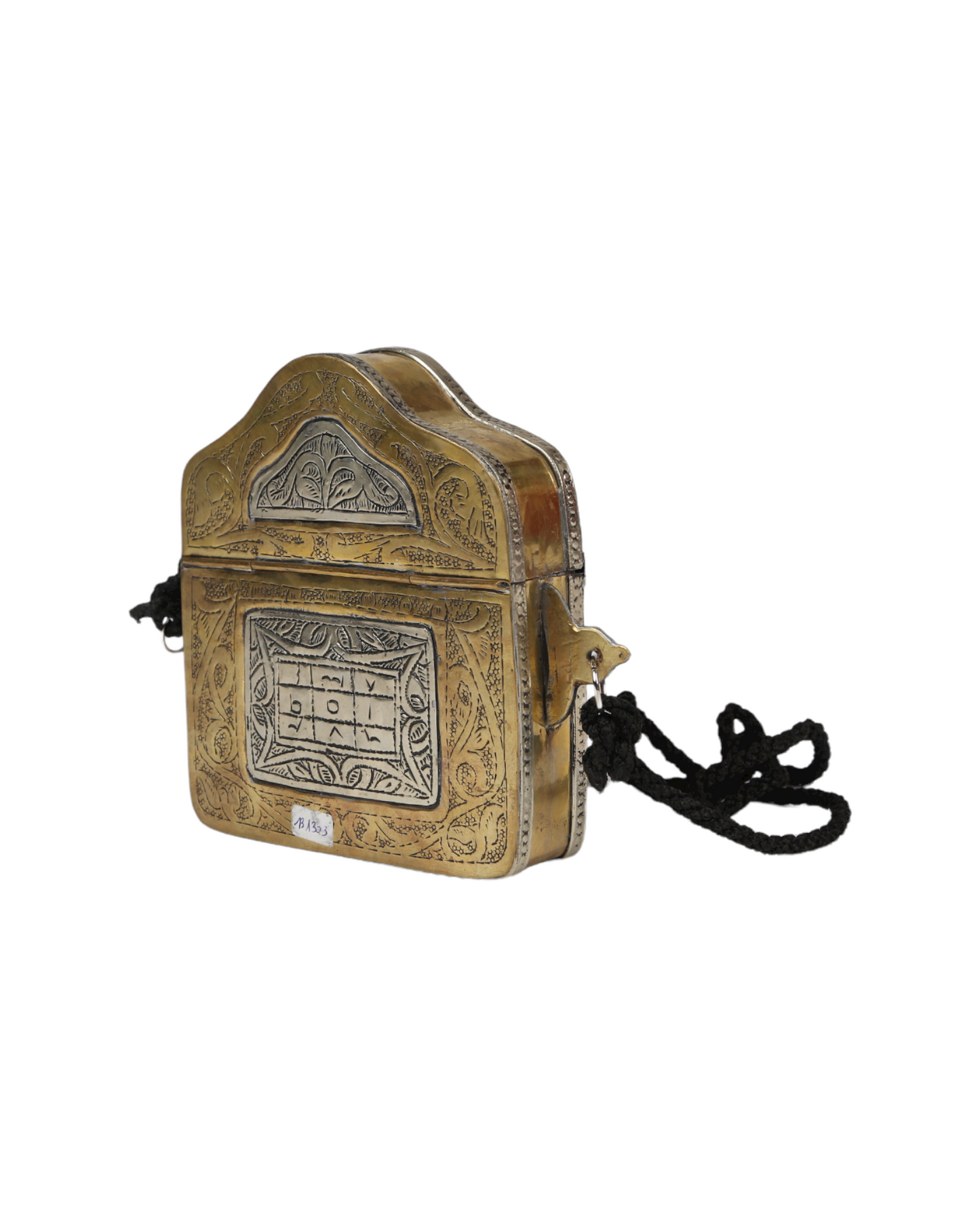 حقيبة مصنوعة من النحاس على الطراز المصري