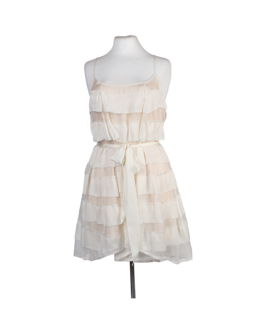 فستان صيفي قصير باللون الأبيض من متجر إيسلي