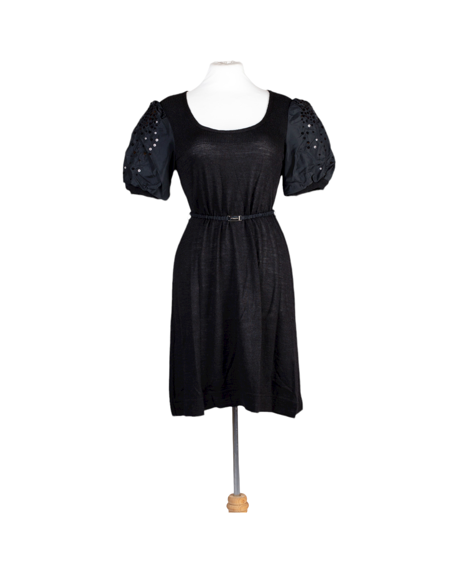 فستان صيفي أسود بطول الركبة من متجر بينكو